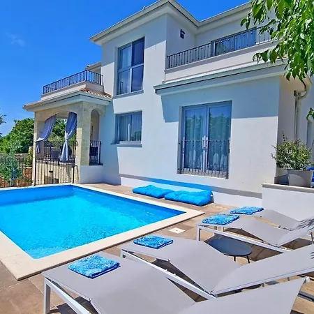 Luxury Viktorija With Private Pool דירה *